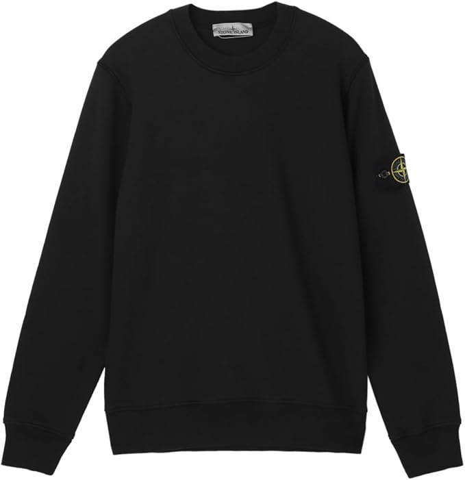 黒のスウェットシャツ、左腕に黄色の円形ロゴ。シンプルでシックなデザイン。背景は白で、落ち着いた印象。