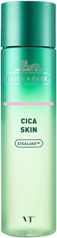 緑色のスキンケアボトル。中央にCICA SKINとCICALIAOの文字。上部に虎のイラスト。背景は白で、ボトルが際立つ。