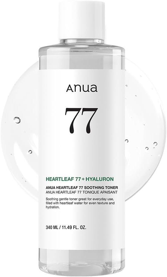 白い背景に透明なボトルの化粧水があり、ラベルに「Anua 77」と書かれています。「HEARTLEAF 77+HYALURON」とのテキストも含まれています。