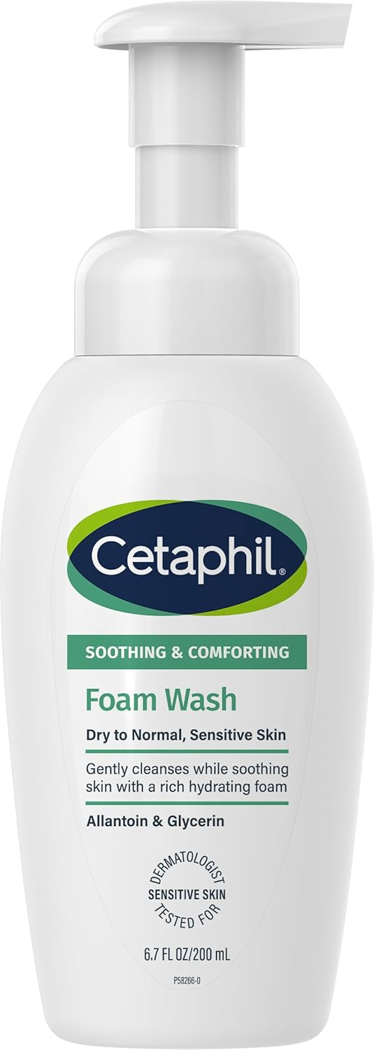 Cetaphilの泡洗顔料ボトル、白い背景。緑と青のロゴ、「Soothing & Comforting」や「Sensitive Skin」などのテキスト。