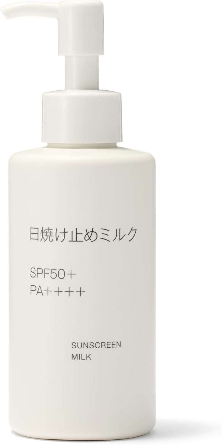 白いボトルに入った日焼け止めミルク。SPF50+、PA++++と記載。シンプルなデザインで落ち着いた雰囲気。背景は白。
