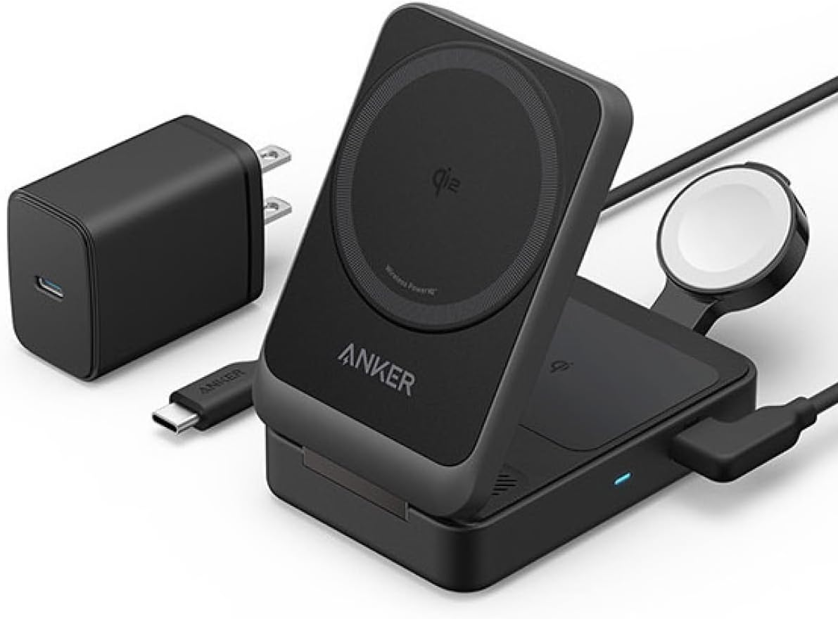 黒いAnkerのワイヤレス充電スタンドとUSB-Cアダプタ、Qiロゴが見える。モダンなデザインで、すべての要素が整然と配置。