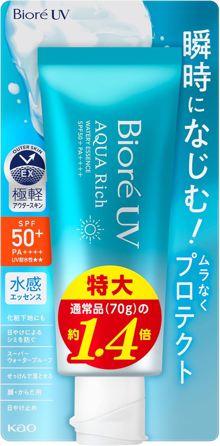 青いパッケージのBiore UV Aqua Rich日焼け止め。白背景に「瞬時になじむ!」の文字。SPF50+、赤丸に特大の情報あり。