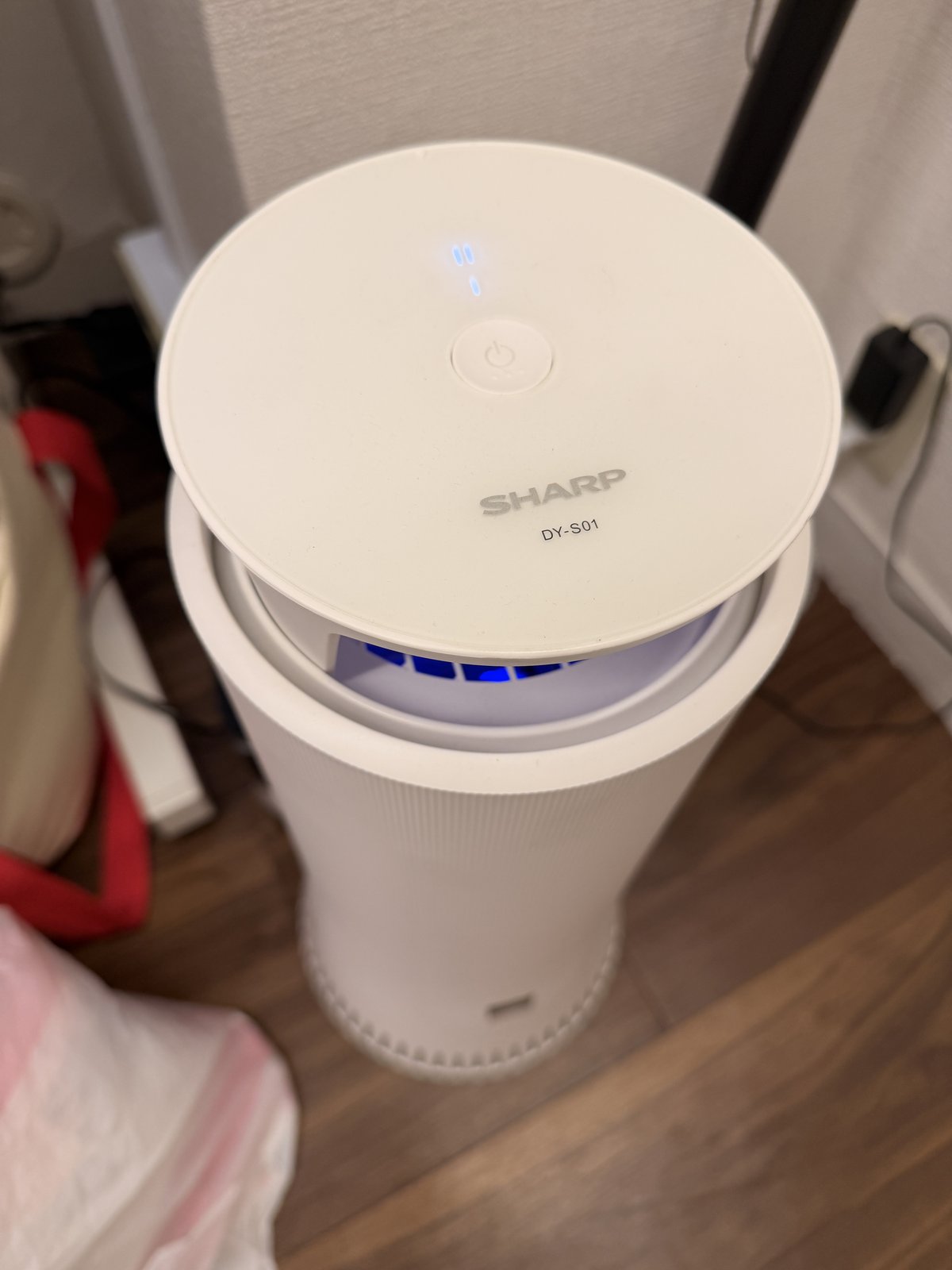 シャープ 脱臭機 DY-S01の実物(稼働中・天面の電源ボタンとプラズマクラスターの青い光)