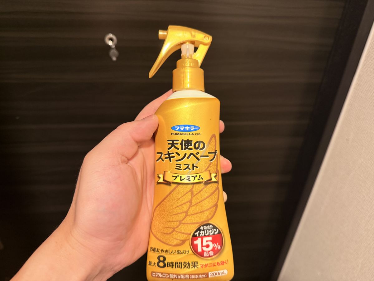 天使のスキンベープ ミスト プレミアムのボトルを手に持ったところ